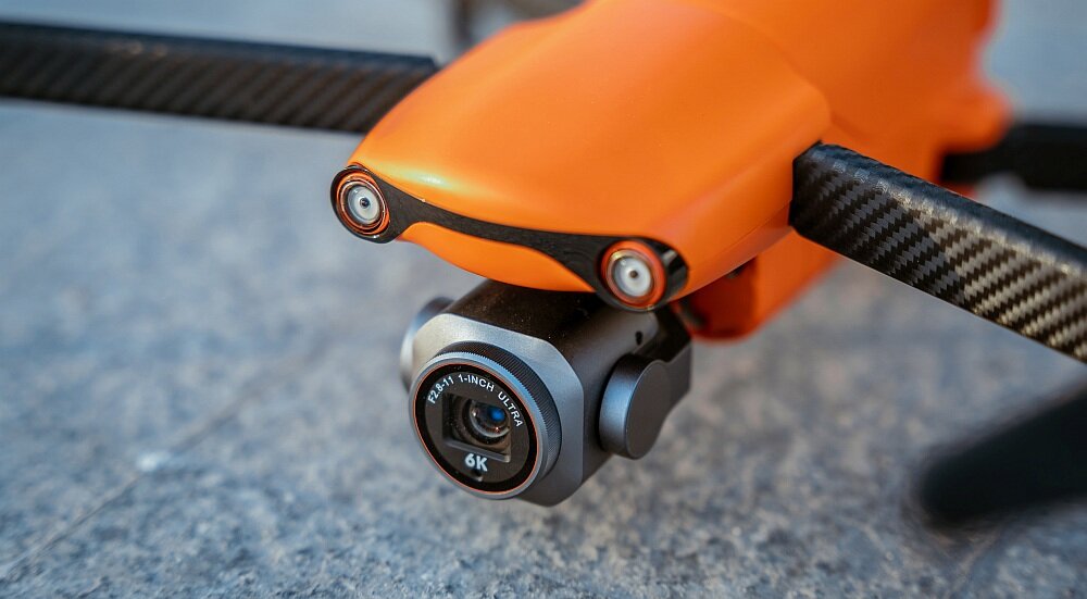 Dron AUTEL ROBOTICS Evo Lite+ bateria lot sterowanie akrobacje czas lotu zasięg funkcje lądowanie kamera rozdzielczość filmy zdjęcia nagrywanie jakość ładowanie aplikacja przesył pilot śmigła stabilizacja fotografia waga wymiary konstrukcja obudowa korpus ramiona silnik