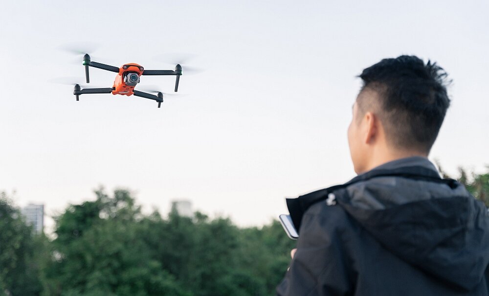 Dron AUTEL ROBOTICS Evo Lite+ bateria lot sterowanie akrobacje czas lotu zasięg funkcje lądowanie kamera rozdzielczość filmy zdjęcia nagrywanie jakość ładowanie aplikacja przesył pilot śmigła stabilizacja fotografia waga wymiary konstrukcja obudowa korpus ramiona silnik