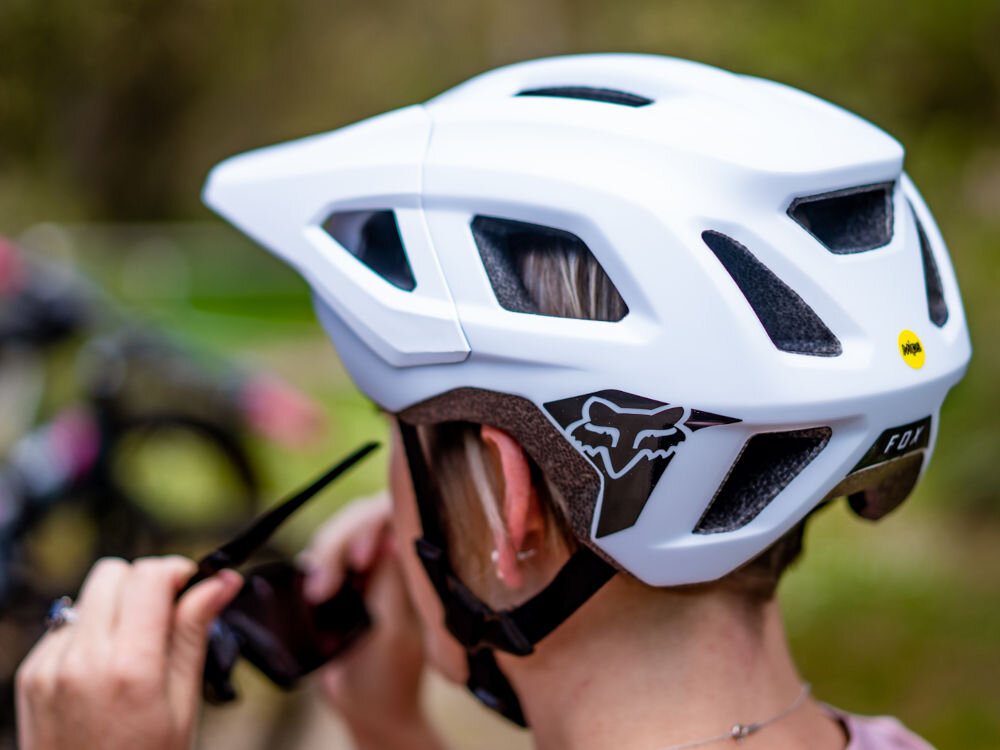 FOX kask technologia ochrona głowa paski zapinające