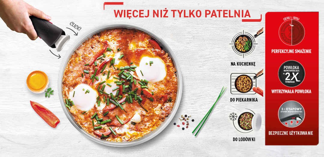 Dłoń trzyma odpinany uchwyt patelni Tefal Ingenio Emotion z gotowym daniem. Obok różne składniki.