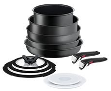 Zestaw naczyń kuchennych składający się z kilku czarnych garnków o różnych rozmiarach, dwóch uchwytów oraz kilku pokrywek. Elementy są ułożone na białym tle.