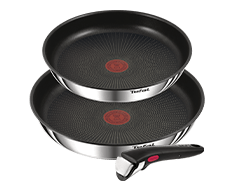 Na obrazie widoczne są dwie czarne patelnie z metalicznymi brzegami oraz odłączanym uchwytem. Na środku patelni znajduje się czerwony okrągły wzór z logo Tefal.