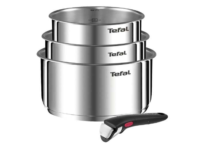 Na obrazie widoczne są trzy stalowe garnki o różnych rozmiarach, ułożone jeden na drugim, z logo \'Tefal\' na każdym z nich. Obok garnków znajduje się czarna rączka z czerwonym przyciskiem.