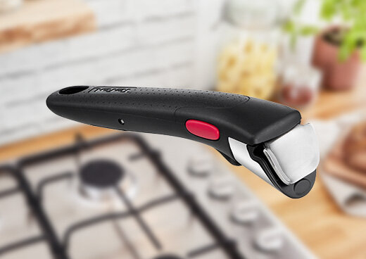 Odpinany uchyyt Tefal Ingenio Emotion na tle kuchni.