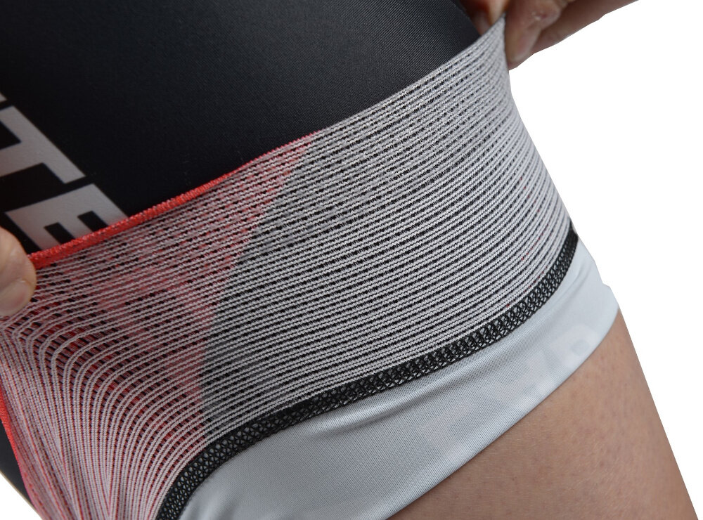 Spodenki rowerowe BOTTECCHIA Red Lab rozmiar L widok na gumki z bliska antypoślizgowe gumki na nogawkach zapobiegając ich podwijaniu ruch pozostaje płynny i komfortowy aerodynamika pełna swoboda