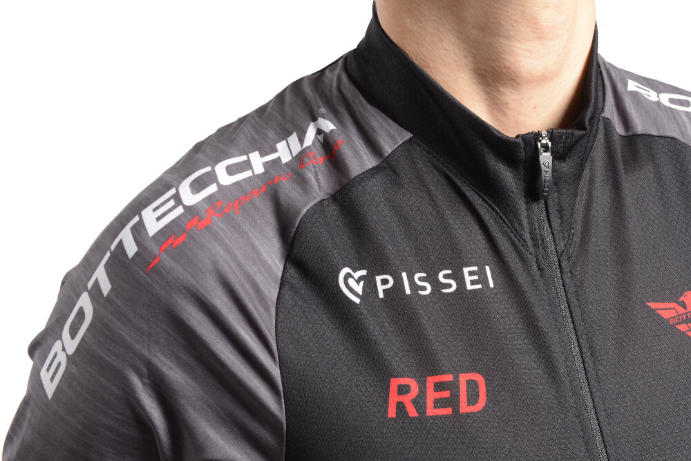 Koszulka rowerowa BOTTECCHIA Red Lab rozmiar M widok z bliska na ramie koszulki komfort funkcjonalnosc dopasowanie do sylwetki
