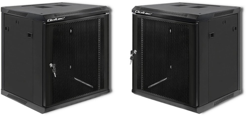 Szafa RACK QOLTEC 19 12U 54490 600 x 600 mm Szafa wisząca z perforowanymi drzwiami na klucz stoi na tle większych szaf serwerowych z fioletowym oświetleniem w serwerowni, opis