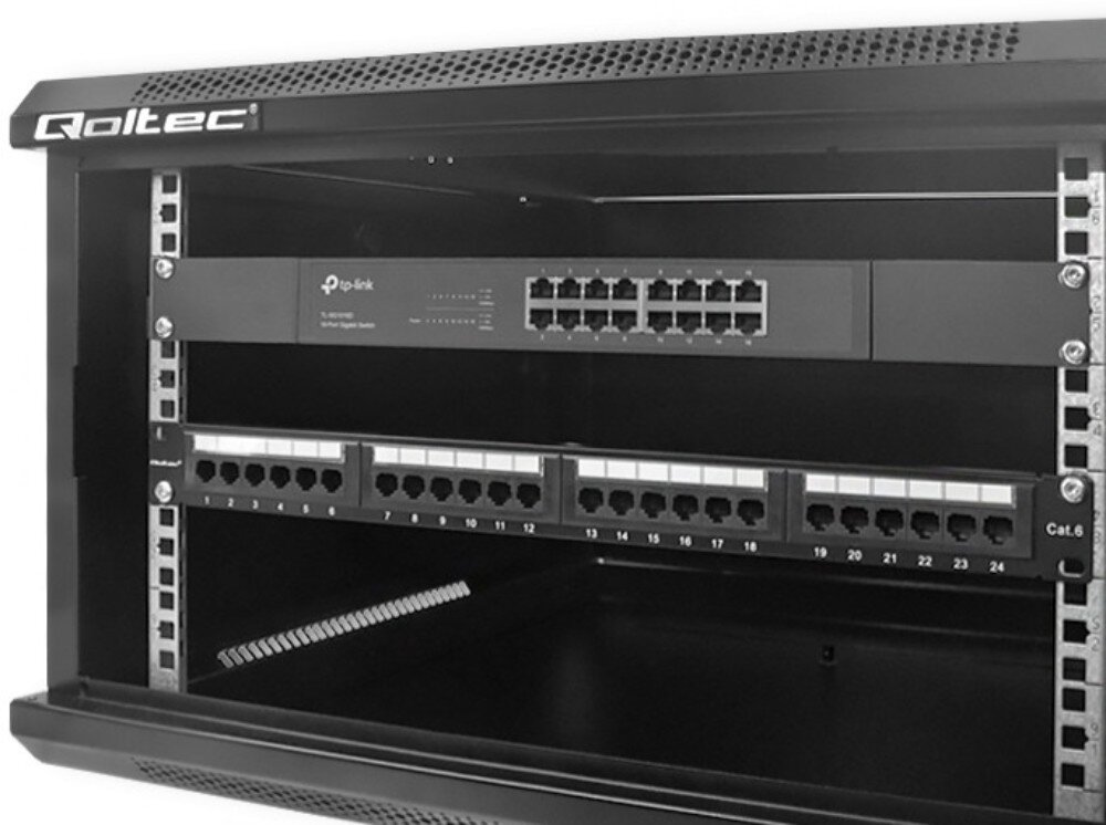 Szafa RACK QOLTEC 19 6U 54489 600 x 600 mm Wnętrze czarnej szafy wiszącej z zamontowanymi urządzeniami sieciowymi i panelem z portami RJ45, wentylacja, otwory