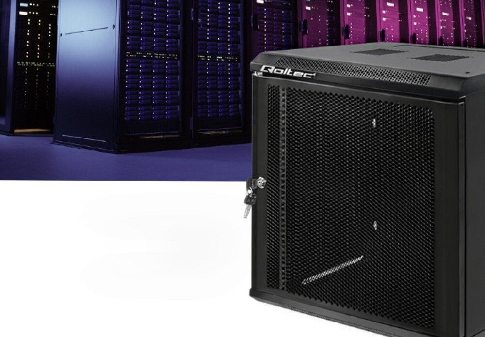 Szafa RACK QOLTEC 19 12U 54488 600 x 450 mm Szafa wisząca z perforowanymi drzwiami na klucz stoi na tle większych szaf serwerowych z fioletowym oświetleniem w serwerowni, opis