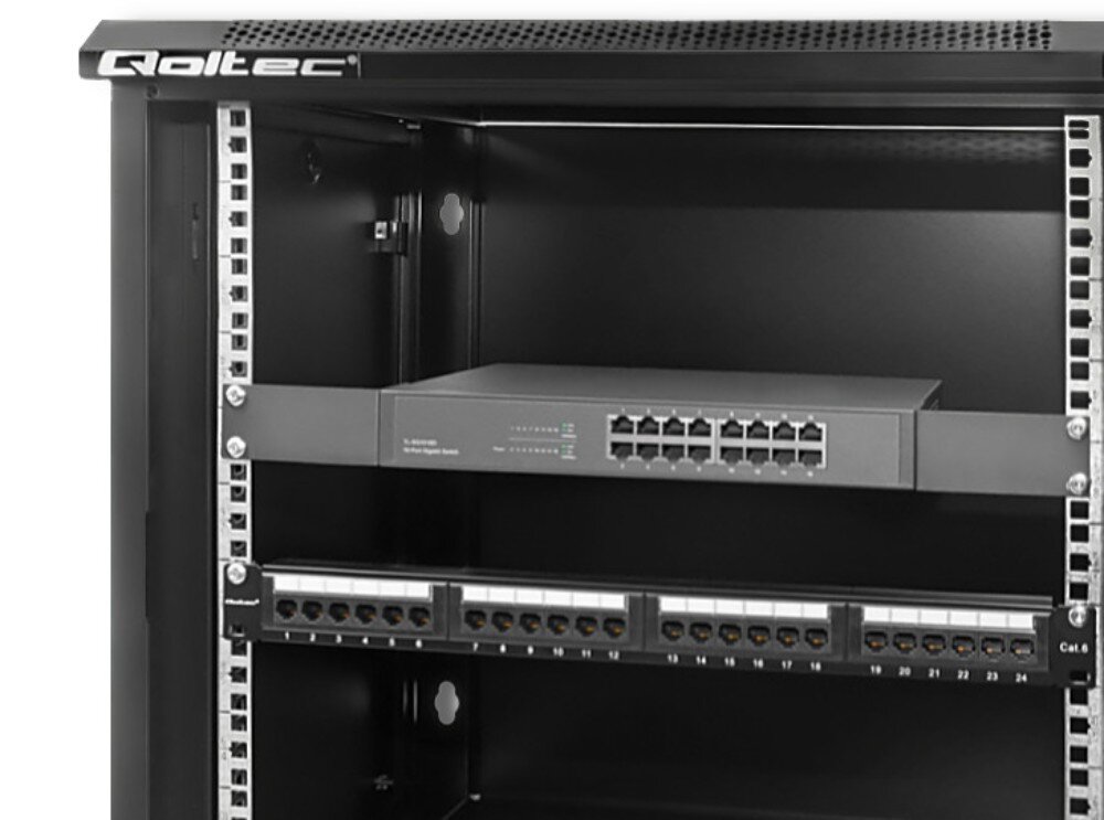 Szafa RACK QOLTEC 19 12U 54488 600 x 450 mm Wnętrze czarnej szafy wiszącej z zamontowanymi urządzeniami sieciowymi i panelem z portami RJ45, wentylacja, otwory
