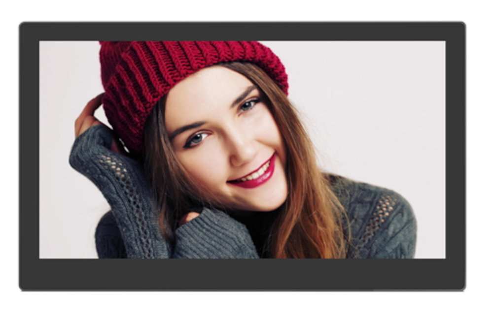 BRAUN DF 1361 Braun DF 1361 ekran TFT IPS 13,3 cala (33,78 cm), technologią podświetlenia LED ekranie menu dołączony pilot zdalnego sterowania regulację jasności, kontrastu i nasycenia barw funkcji zegara i kalendarza czas włączania i wyłączania Braun DigiFrame 1361 - ramka od przodu na białym tle