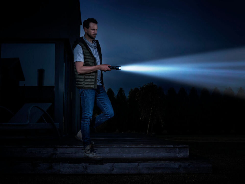 Latarka VARTA Night Cutter F40 aluminium poliwęglan odporność na upadki na wodę