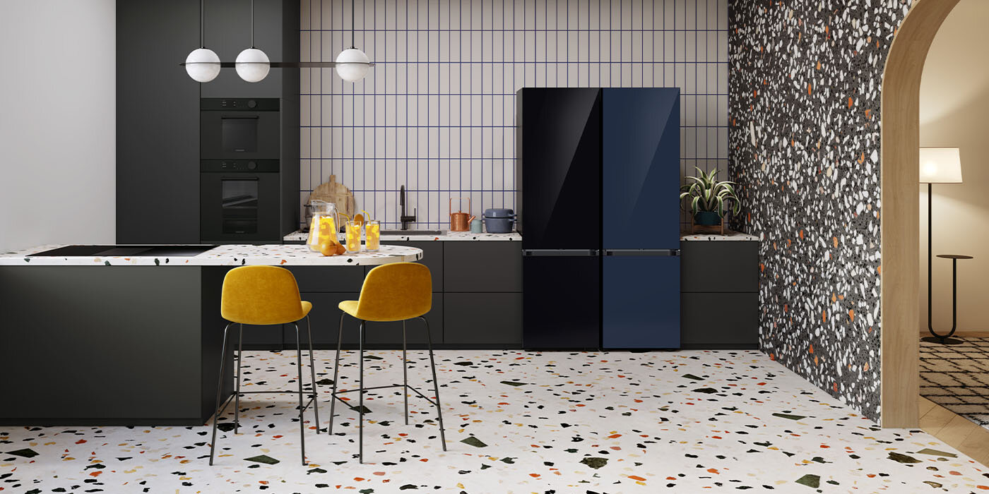 Na zdjęciu widać lodówkę BESPOKE w kolorze satynowego granatu i głębokiej czerni umieszczoną w eleganckim wnętrzu. Lodówka BESPOKE swoim wyglądem wnosi świeżość i uwypukla nowoczesny charakter każdego wnętrza Na zdjęciu widać lodówkę BESPOKE w kolorze satynowego granatu i głębokiej czerni umieszczoną w eleganckim wnętrzu. Lodówka BESPOKE swoim wyglądem wnosi świeżość i uwypukla nowoczesny charakter każdego wnętrza