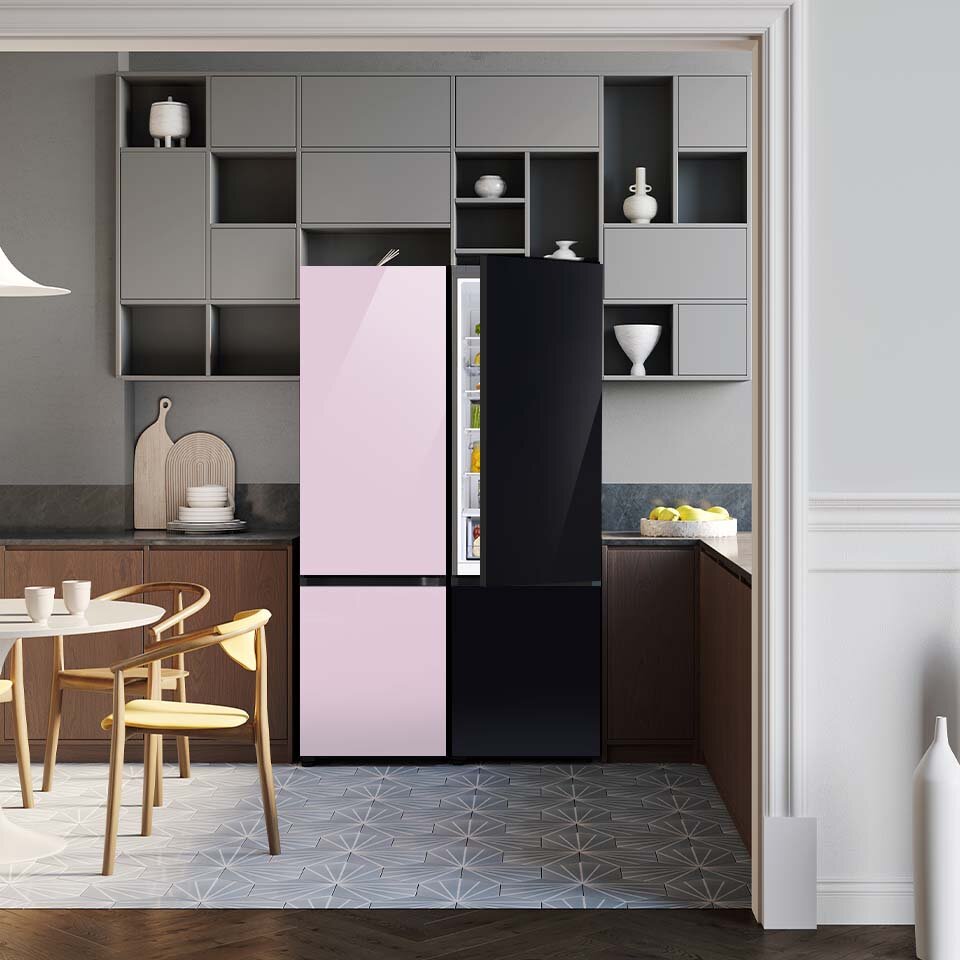 Na zdjęciu widoczna jest lodówka Samsung BESPOKE model RB38A6B2E22 w eleganckiej kuchni. Lewa strona lodówki ma kolor eleganckiej lawendy, a po prawej znajdują się elementy w kolorze głębokiej czerni Na zdjęciu widoczna jest lodówka Samsung BESPOKE model RB38A6B2E22 w eleganckiej kuchni. Lewa strona lodówki ma kolor eleganckiej lawendy, a po prawej znajdują się elementy w kolorze głębokiej czerni