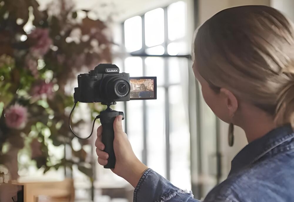 Aparat PANASONIC Lumix G100 zdjęcia obiektyw ekran wizjer ogniskowa przysłona migawka obudowa bateria zasilanie filmy nagrywanie rozdzielczość matryca rozmiar przekątna tryby iso montaż lampa światło przyciski sterowanie menu kontrast jasność balans bieli filtry cmos karta pliki format zapis seria
