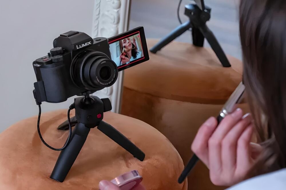 Aparat PANASONIC Lumix G100 zdjęcia obiektyw ekran wizjer ogniskowa przysłona migawka obudowa bateria zasilanie filmy nagrywanie rozdzielczość matryca rozmiar przekątna tryby iso montaż lampa światło przyciski sterowanie menu kontrast jasność balans bieli filtry cmos karta pliki format zapis seria