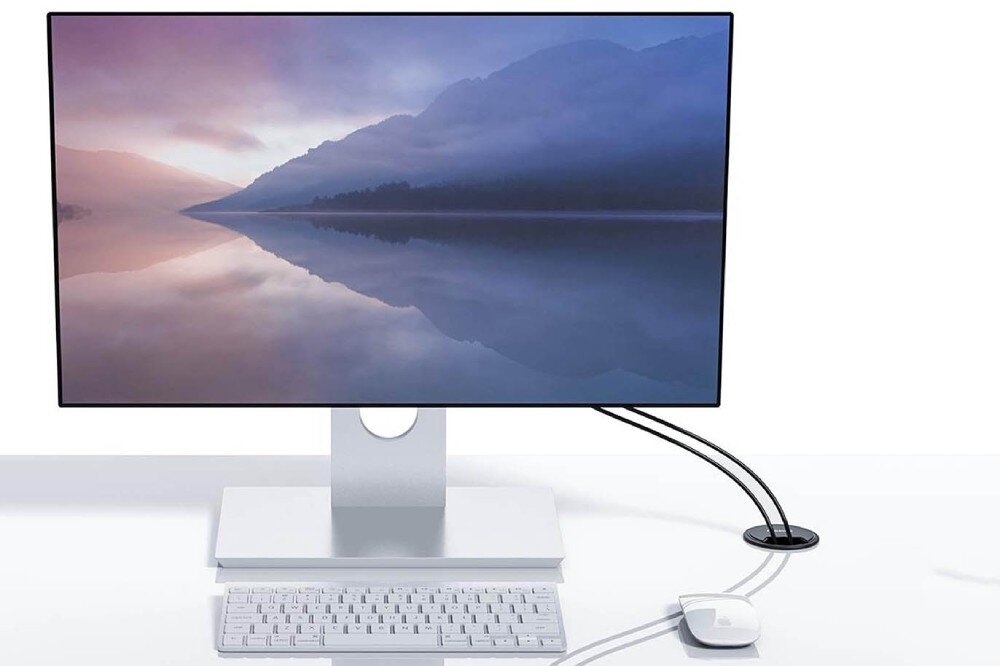 Hub ORICO DESK-4U-BK-BP Monitor z krajobrazem na ekranie stoi na białym biurku obok białej klawiatury i myszy, z kablami prowadzonymi przez okrągły przepust w blacie, montaż, średnica, przewód, kabel