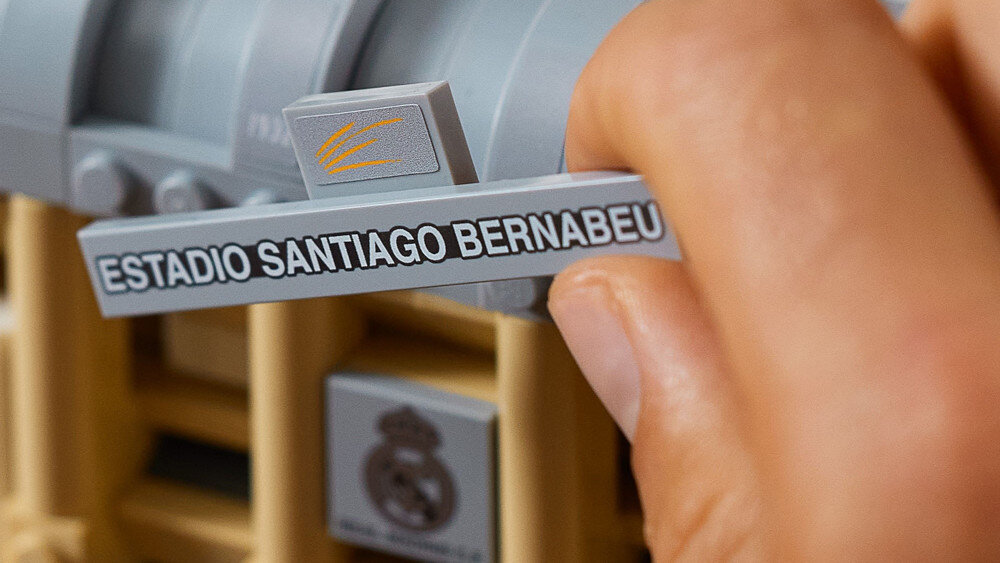 LEGO ICONS Stadion Realu Madryt - Santiago Bernabéu - logo