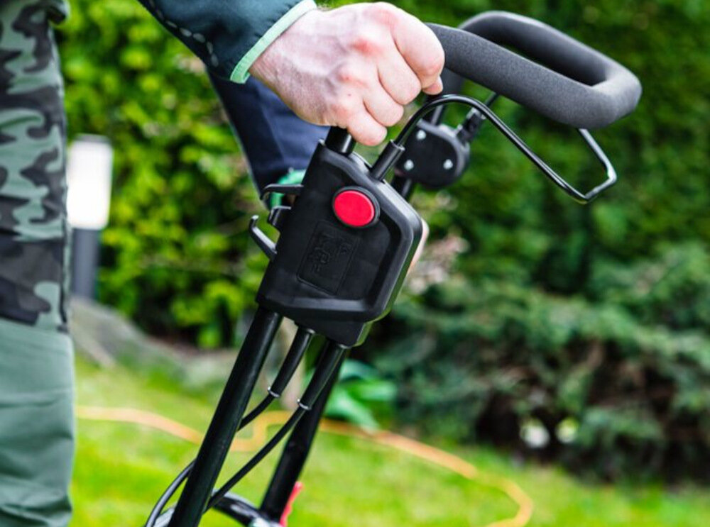 Kosiarka elektryczna GRAPHITE 59G475 2000W wygodny transport uchwyt na obudowie konstrukcja z bardzo mocnych tworzyw sztucznych ergonomicznie wyprofilowana regulowana rekojesc wlacznik uchwy na kabel