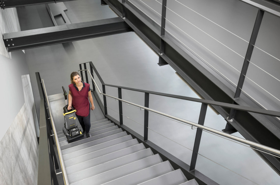 Szorowarka kompaktowa KARCHER Professional BR 30/4 C BP 1.783-234.0 waga 17,4kg latwa obsluga latwe manewrowanie