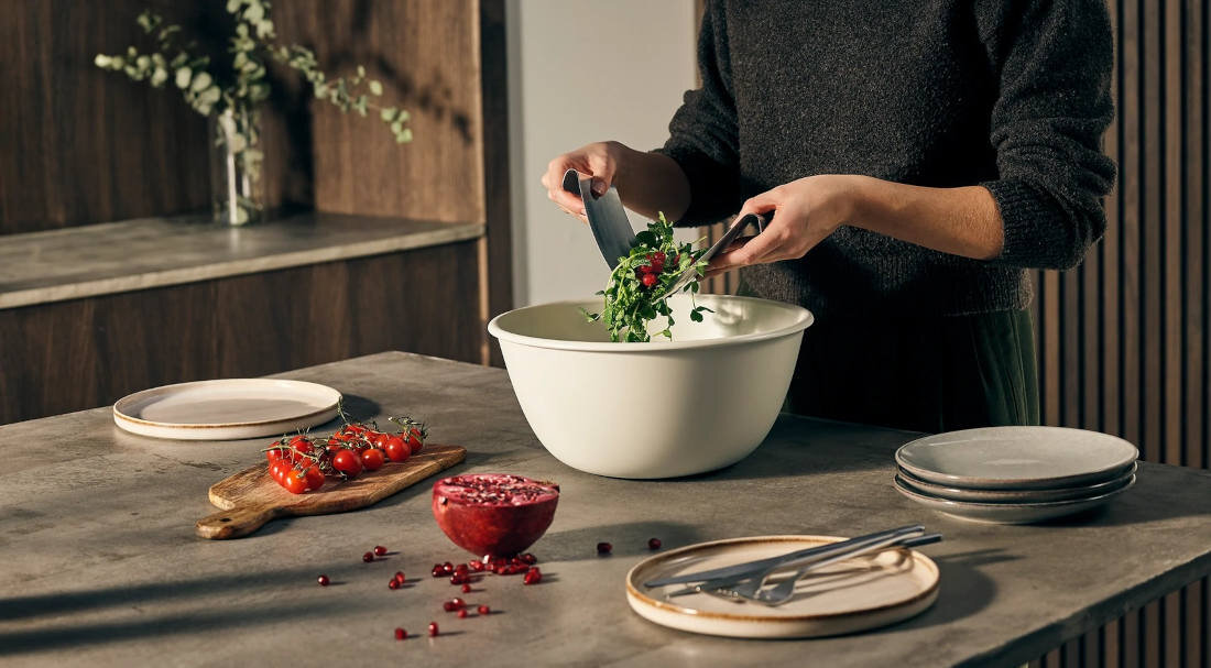 Miska JOSEPH JOSEPH Uno 20154 + Młynki Milltop Funkcjonalna misa wygoda estetyka uchwyt na łyżki zawieszenie ułatwienie serwowanie wykonanie wysoka jakość stal nierdzewna precyzyjne przygotowanie