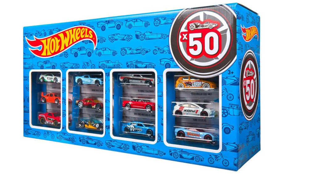 Opakowanie z zabawkowymi samochodzikami Hot Wheels, zawierające 50 sztuk, z widocznymi modelami w przezroczystych okienkach. Na niebieskim tle znajdują się rysunki samochodów oraz logo Hot Wheels.