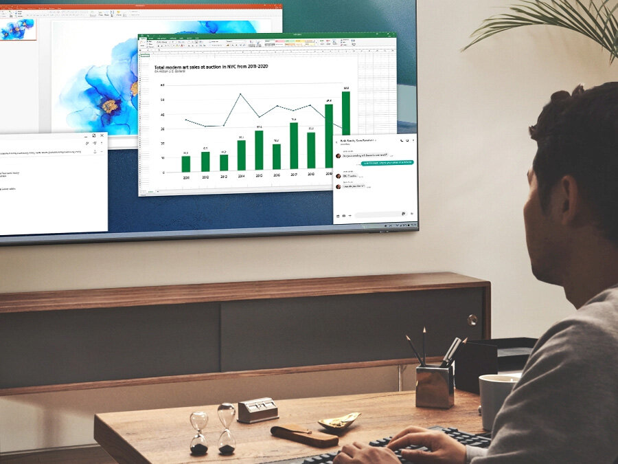 phpsfswbw pl-feature-work-and-learn-from-home-531141595 Home office w salonie. Na ekranie telewizora wyświetlana jest zawartość ekranu komputera. Q77BATXXH