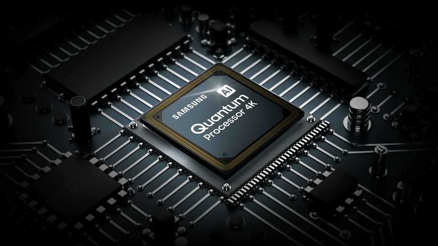 phphttijd pl-feature-lrm-531081345 Chip procesora telewizora QLED. Na jego wierzchu widać logo Samsung oraz logo procesora Quantum Lite 4K. Q80BATXXH