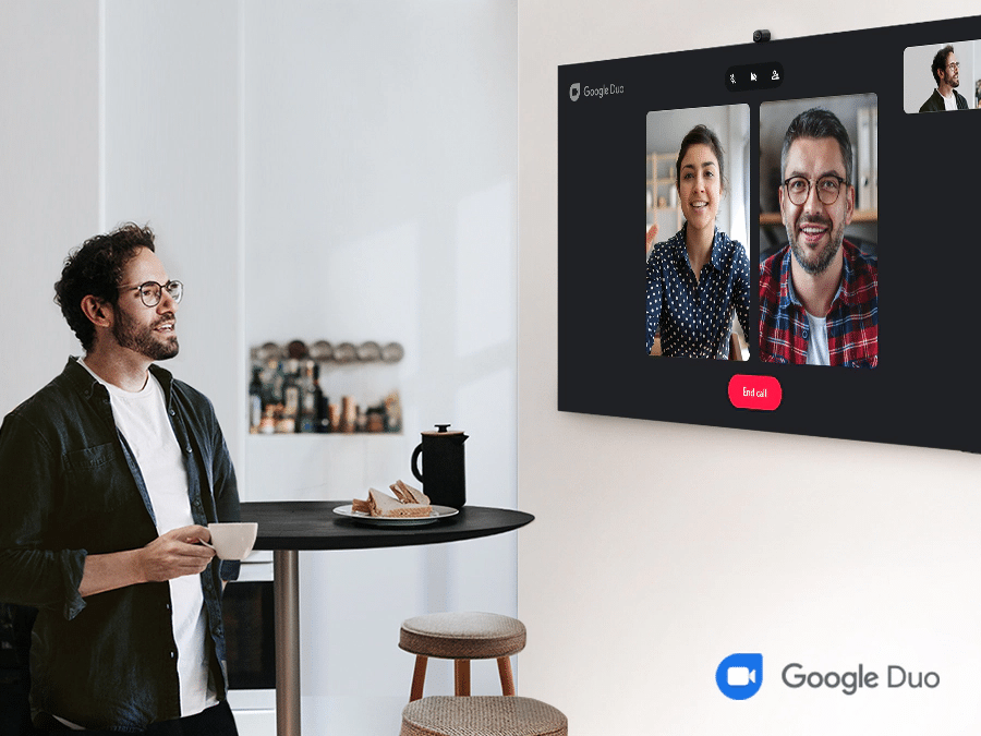 Чоловік веде відеочат із двома іншими людьми через Google Duo.