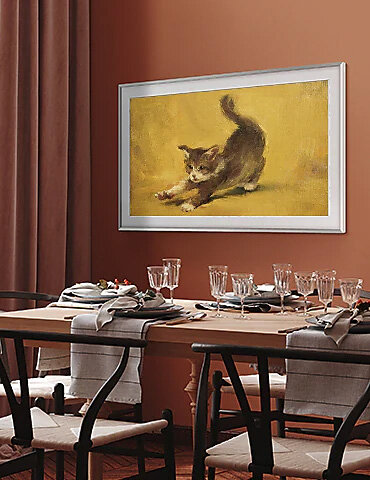 The Frame wiszący na ścianie i wyświetlający obraz z kotem. LS03BBUXXH