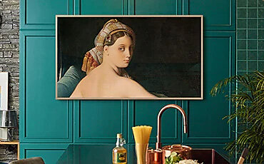 The Frame wiszący na ścianie i wyświetlający dzieło sztuki. LS03BBUXXH