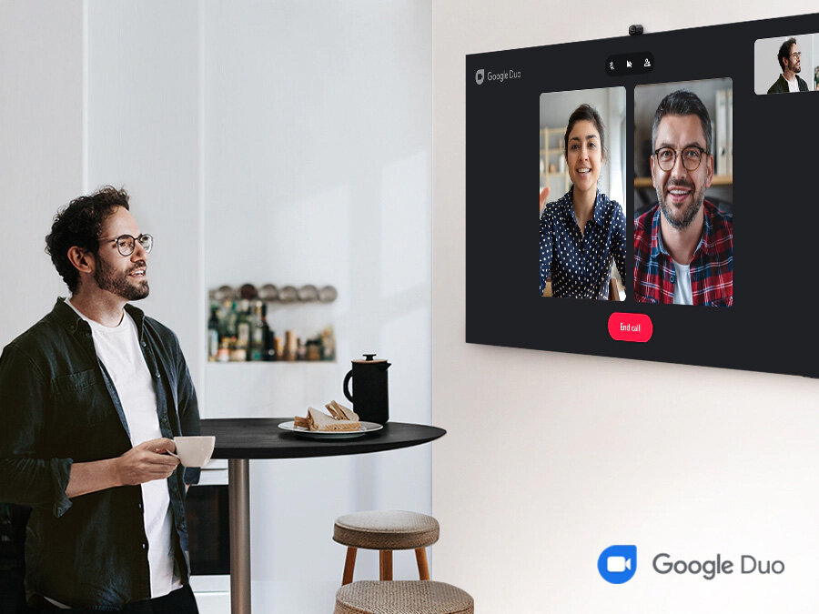 Мужчина ведет видеочат с двумя другими людьми через Google Duo.  QN90BATXXH