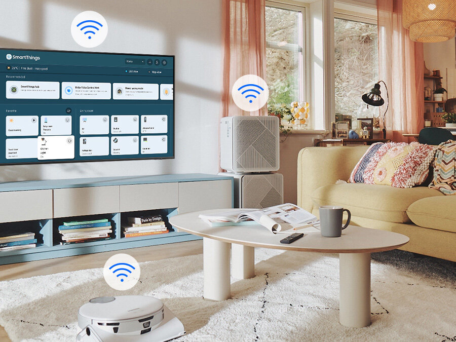 На экране телевизора появится меню SmartThings.  Над телевизором, самоходным пылесосом и очистителем воздуха показаны значки WiFi.  QN90BATXXH
