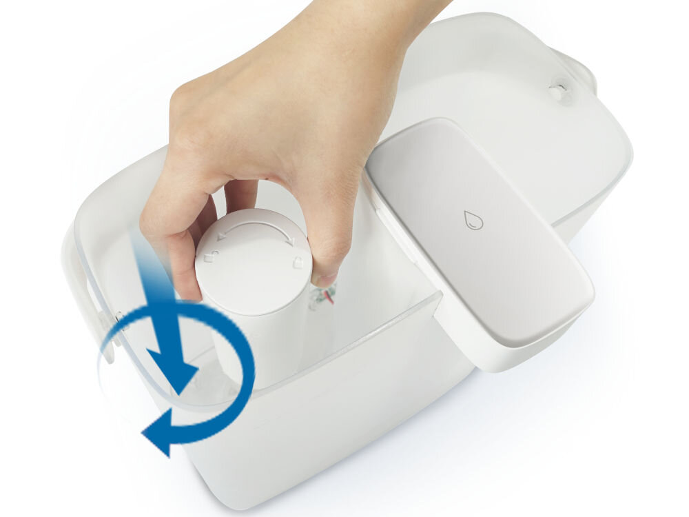 Wkład filtrujący PHILIPS Micro X-Clean AWP225/58 (3 szt.) Zdjęcie z góry pokazujące ludzką rękę wkładającą biały wkład filtra wody Philips do przezroczystego zbiornika na wodę. Niebieskie strzałki pokazują ruch wkręcania filtra, zgodnie z ruchem wskazówek zegara. Na pokrywie zbiornika znajduje się mała ikona kropli wody.