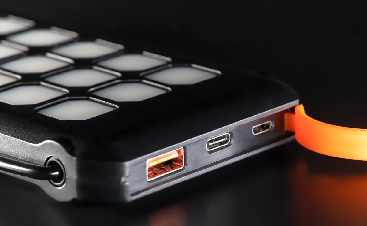 Powerbank solarny 4SMARTS TitanPack Flex 10000mAh Czarno-pomarańczowy porty złącza ładowanie
