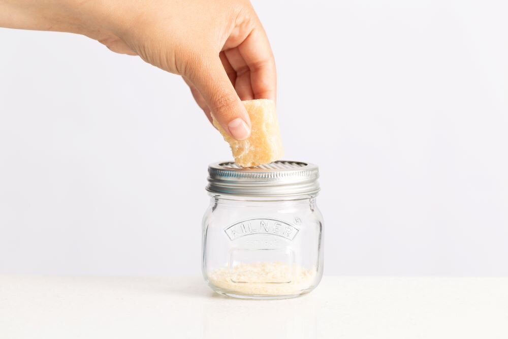 Słoik KILNER Storage Jar & Fine Grater Lid 0.25 Lpojemność 250 ml dwuczęściowa zakrętka metalowy krążek obręcz praktyczny element z tarką obręcz zakrętki z tarką funkcjonalny produkt 2w1 do ścierania do przechowywania tarcza ścierająca stal nierdzewna do warzyw i serów wszechstronny oszczędność czasu wygoda w kuchni funkcja ścierania przechowywania