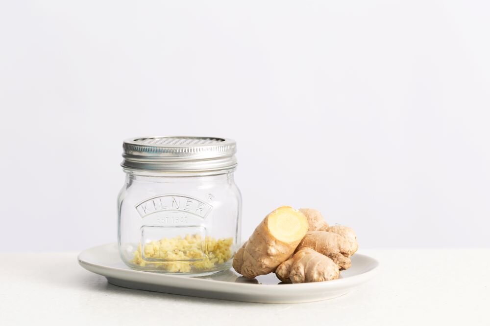 Słoik KILNER Storage Jar & Fine Grater Lid 0.25 L do przechowywania przygotowanie zapasu tarcza tarki krążek pasujący do obręczy zakrętki wygodne przechowywanie nie wpływa na smak i zapach przźroczyste ścianki słoika szybka identyfikacja zawartości zwiększona wygoda użytkowania organizacja w kuchni