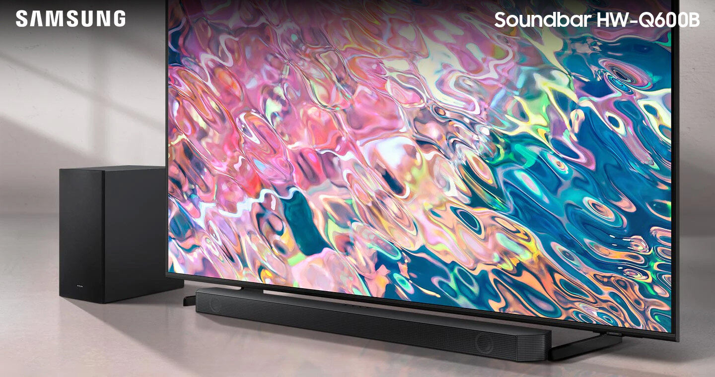 Саундбар і сабвуфер Samsung серії Q стоять разом із телевізором QLED.  HW-Q600B