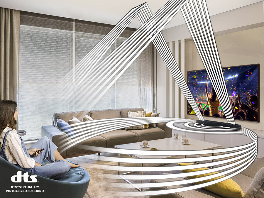 Rozchodzenie się dzwięku z czarnego soundbara Samsung HW-S60B leżącego na szafce w pokoju z kobietą siedzącą w fotelu z pilotem w ręku. HW-S60B/EN