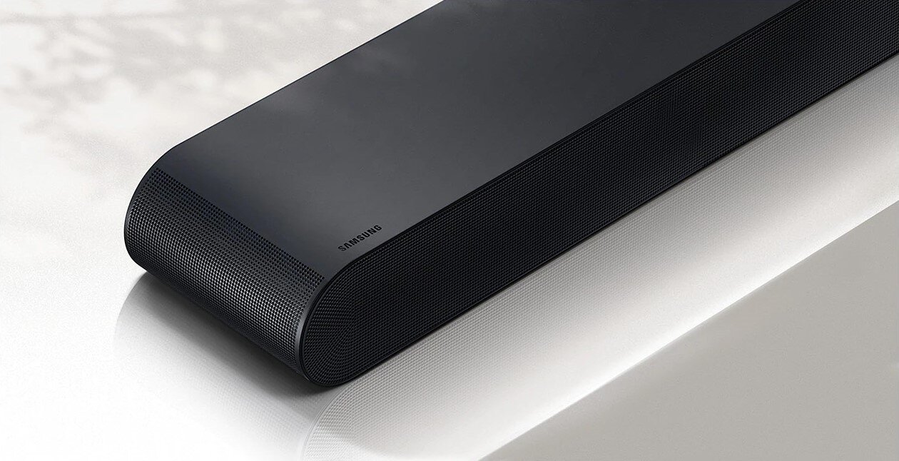 Zbliżenie lewego boku czarnego Soundbaru Samsung HW-S60B/EN. HW-S60B/EN