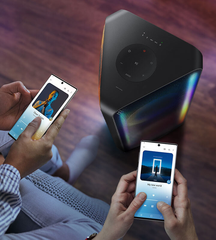 phpethrit pl-feature-bluetooth--multi-connection-532984121 Dwie osoby parujące swoje telefony z głośnikiem Power Audio przez Wielokanałowe Połączenie Bluetooth®. MX-ST50B/EN