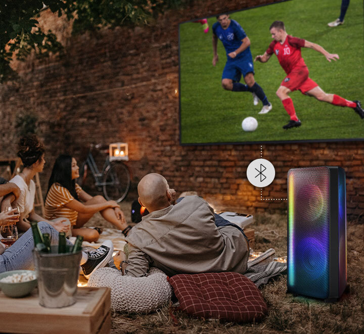 phpy921hx pl-feature-bluetooth--tv-connection-532984133 Znajomi oglądają mecz piłki nożnej z głośnikiem Power Audio podłączonym przez Bluetooth®. MX-ST50B/EN
