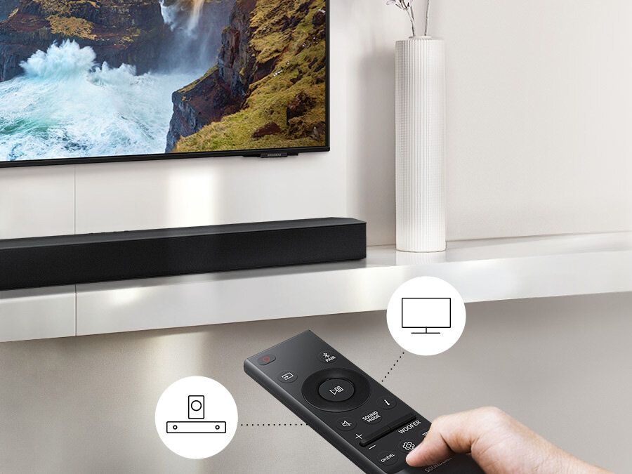 Użytkownik steruje soundbarem i telewizorem przy pomocy jednego pilota Samsung. HW-B450/EN
