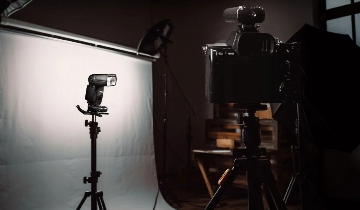 Zestaw dwóch wyzwalaczy radiowych Yongnuo RF603C II z kablem C1 w studiu fotograficznym