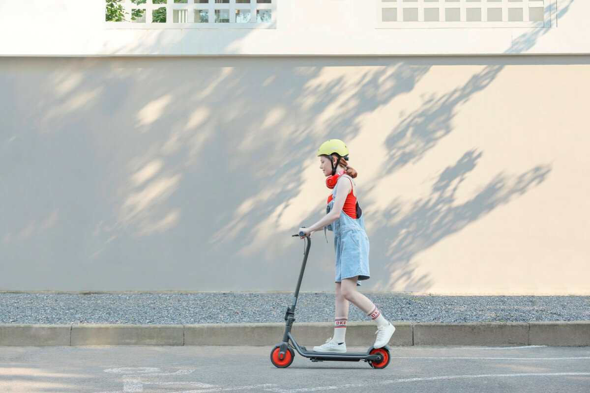 Hulajnoga elektryczna SEGWAY KickScooter C20 Czarno-czerwony wyglad waga