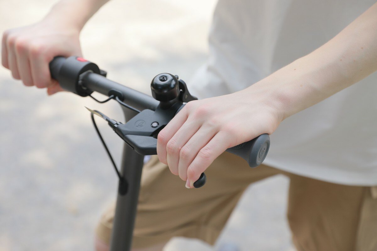 Hulajnoga elektryczna SEGWAY KickScooter C20 Czarno-czerwony uchwyty opony