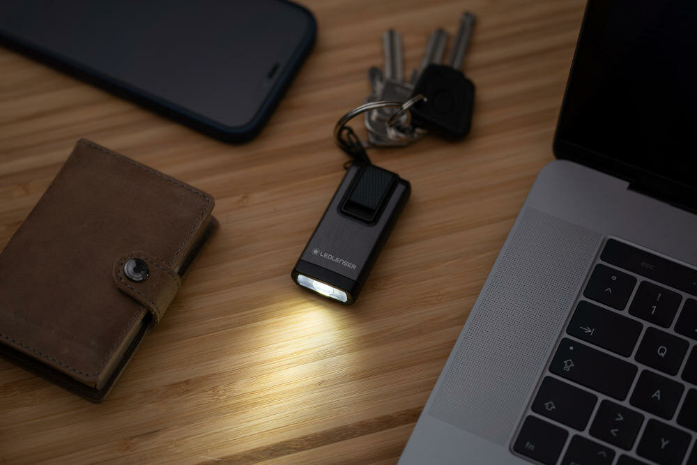 LEDLENSER latarka rozładowanie ładowanie port USB komputer