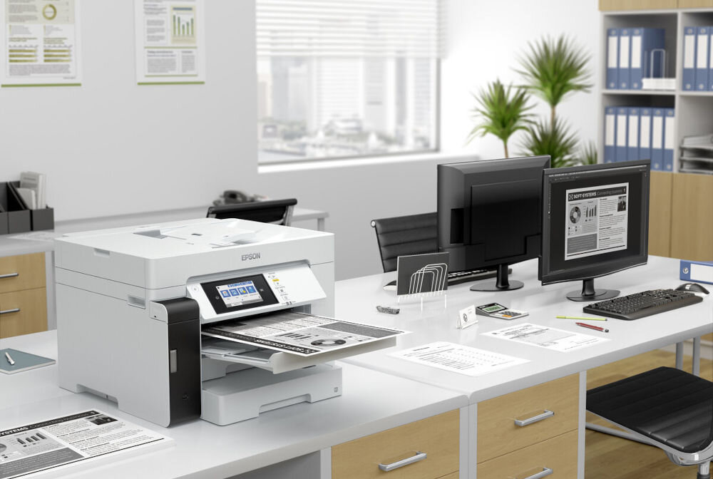 Urządzenie wielofunkcyjne EPSON EcoTank Pro M15180 Automatyczny druk dwustronny, Wi-Fi prezentacja urządzenia w biurze na biurku bezkartridżowa oszczędność kosztów