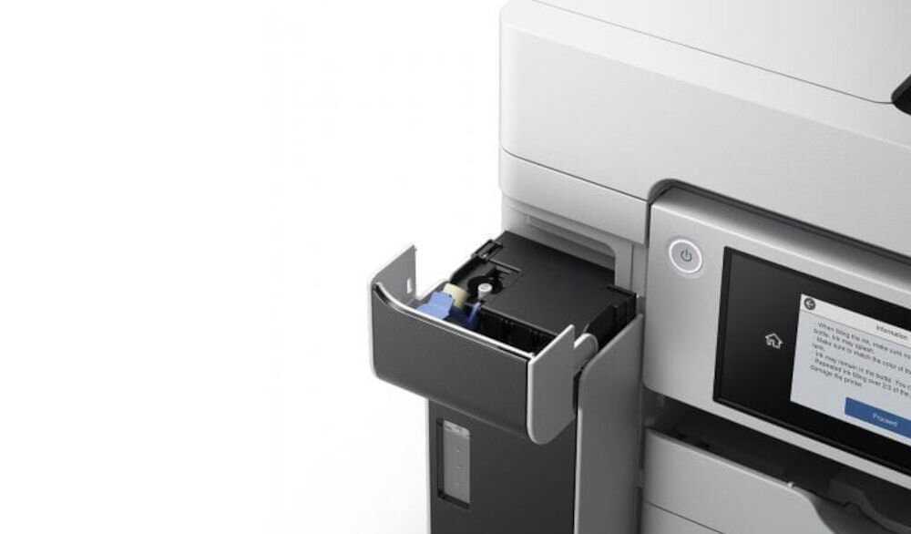 Urządzenie wielofunkcyjne EPSON EcoTank Pro M15180 Automatyczny druk dwustronny, Wi-Fi zbliżenie na otwarty pojemnik białe tło kartka z napisem niski koszt druku przed butelki z atramentem oszczędność kosztów częste drukowanie