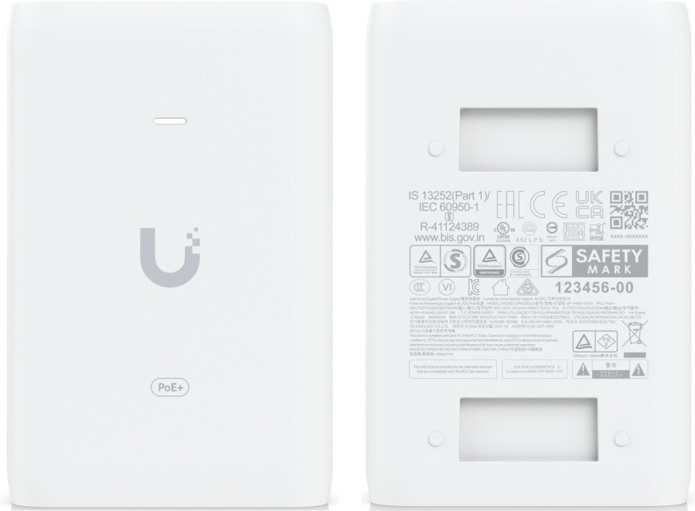 Injector PoE UBIQUITI U-POE-AT Widok z góry i z dołu białego adaptera zasilania, gdzie lewa część ukazuje logo w kształcie litery U i diodę, a prawa część przedstawia spód z etykietą pełną symboli certyfikacji, kodem QR oraz uchwytem ściennym